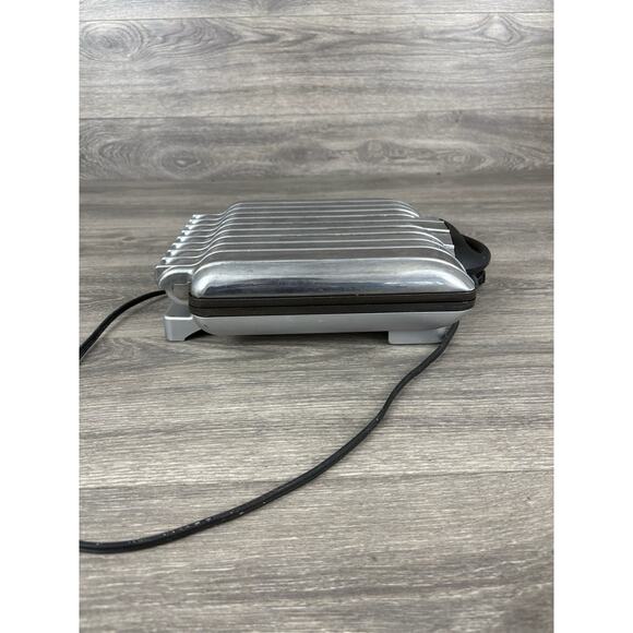 VillaWare Uno Belgian Waffle Maker Classic 4 Square 2001 1200 Watts 120V -Tested - Picture 11 of 11